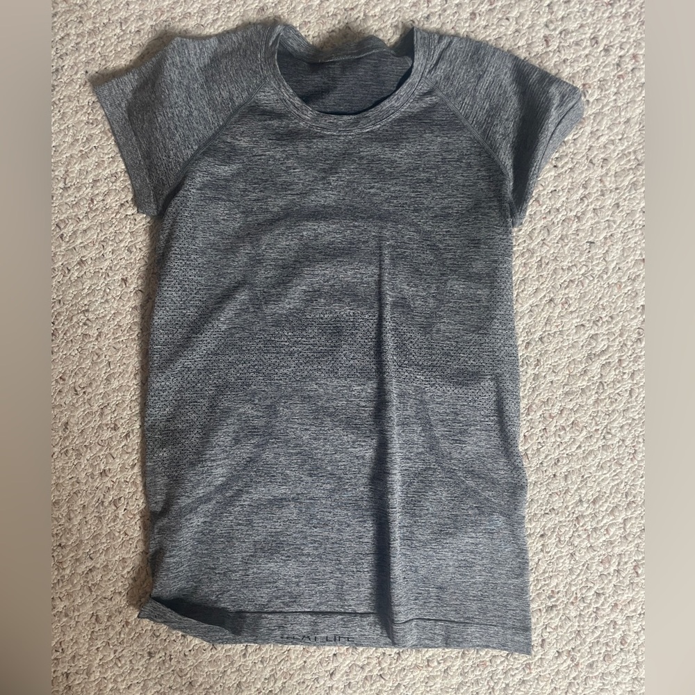 Limited edition lululemon grey swiftly tech tee (sz 8)